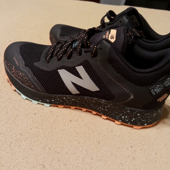 New Balance women's shoe - Picture 2 of 5